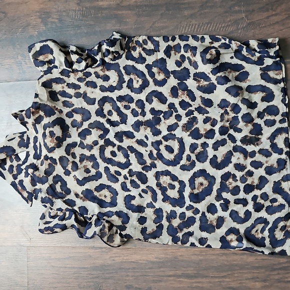 Chic Leopard Print Blouse - Picture 4 of 4